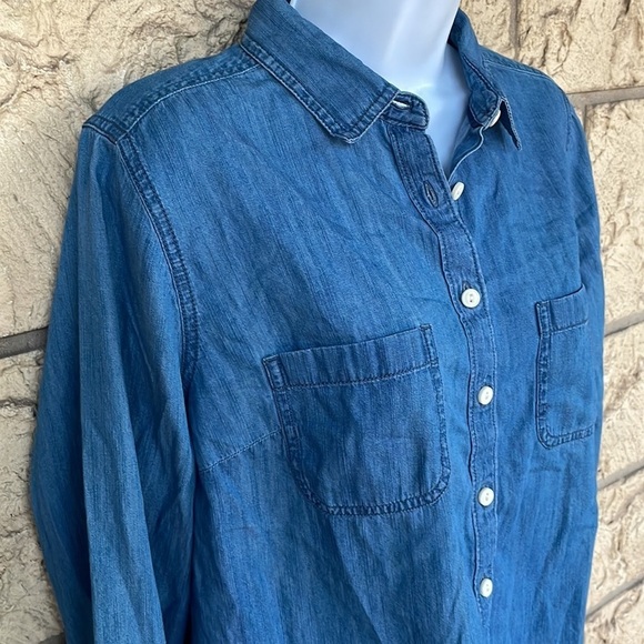 St. John’s Bay Soft Denim button up Blouse Size Small - Picture 3 of 9